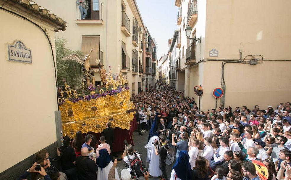 El Huerto avanza hacia la calle Santiago pasadas las cinco de la tarde del Lunes Santo. 