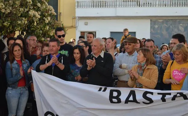 Manifestación en Guadahortuna en apoyo al vecino agredido.