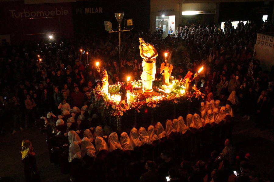 El martinete de Sergio Gómez 'El Colorao' y la saeta de María Montilla han acompañado al Cristo de los Gitanos de Almuñécar en su salida