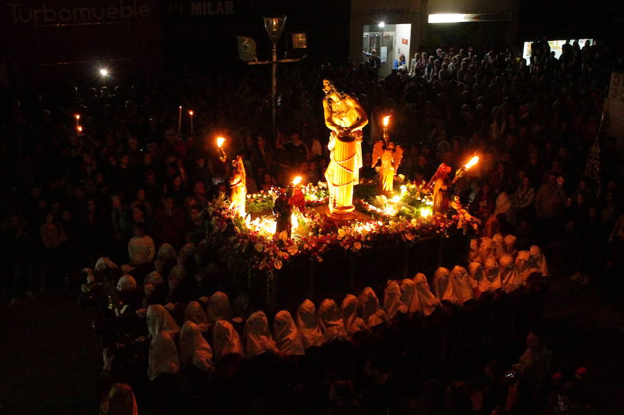 El martinete de Sergio Gómez 'El Colorao' y la saeta de María Montilla han acompañado al Cristo de los Gitanos de Almuñécar en su salida