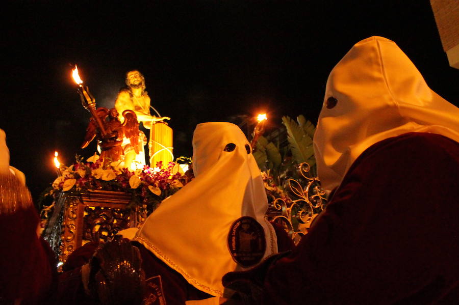 El martinete de Sergio Gómez 'El Colorao' y la saeta de María Montilla han acompañado al Cristo de los Gitanos de Almuñécar en su salida