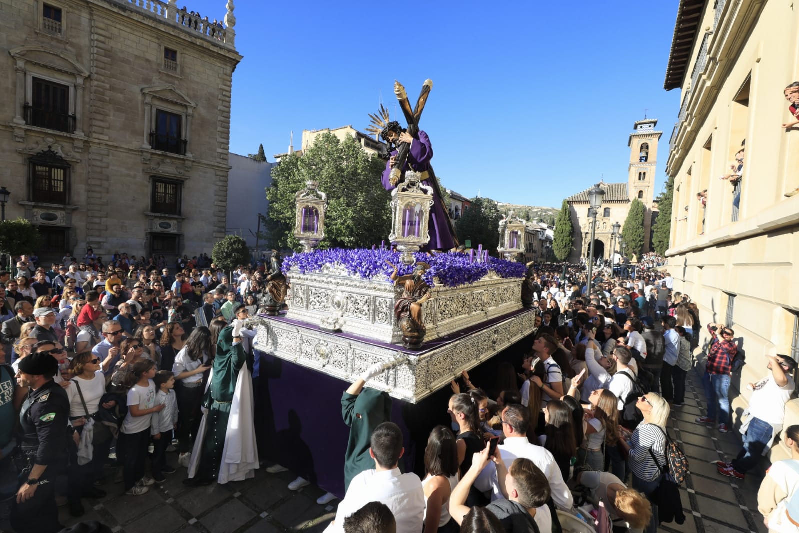 Los dos pasos han sido recibidos por una multitud en Plaza Nueva