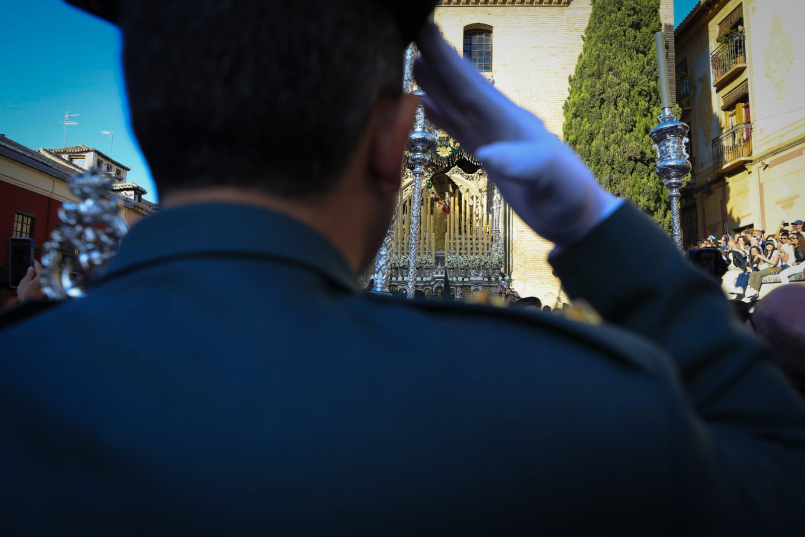 Los dos pasos han sido recibidos por una multitud en Plaza Nueva