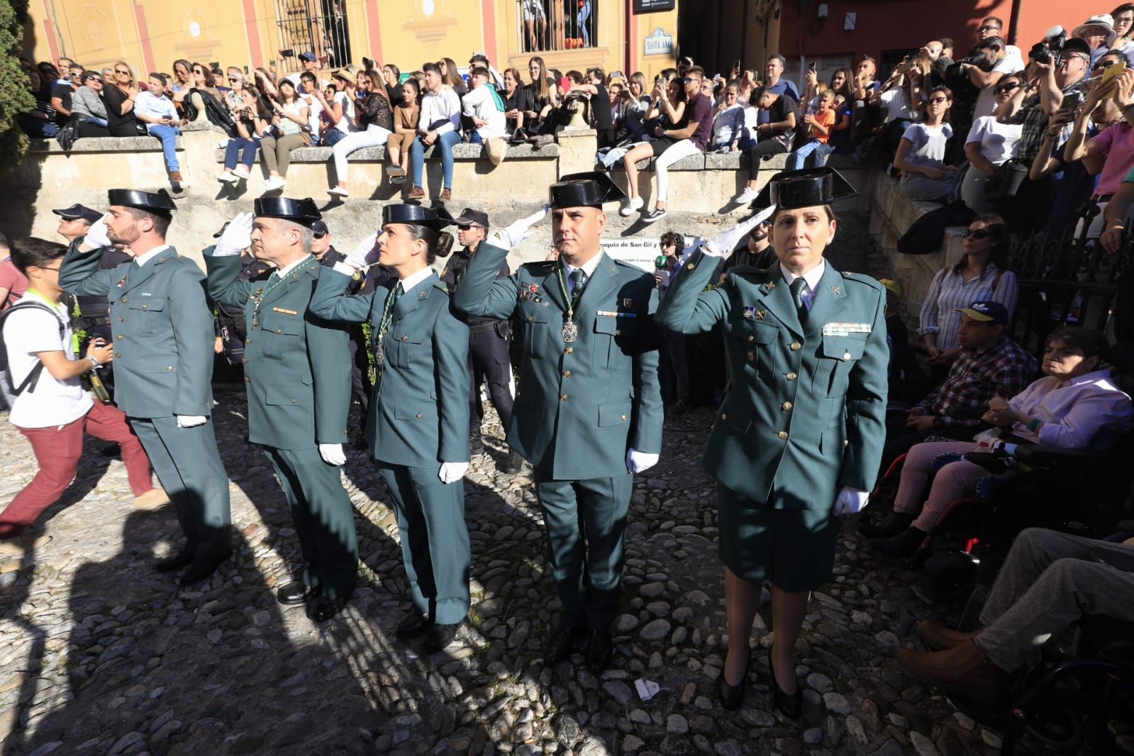 Los dos pasos han sido recibidos por una multitud en Plaza Nueva