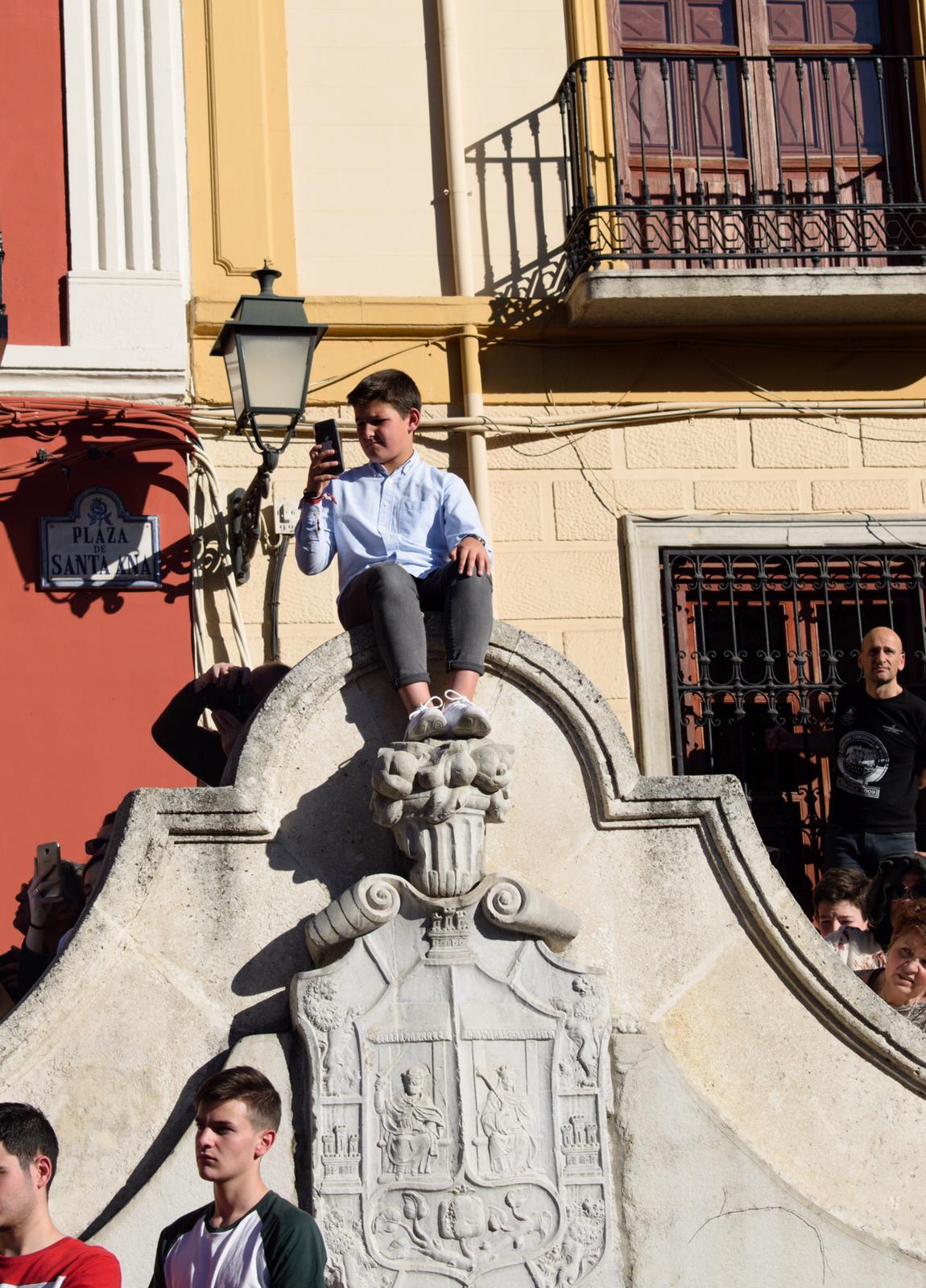 Los dos pasos han sido recibidos por una multitud en Plaza Nueva