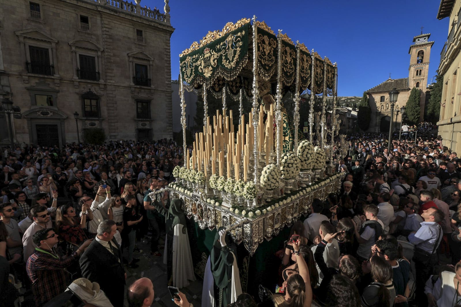 Los dos pasos han sido recibidos por una multitud en Plaza Nueva