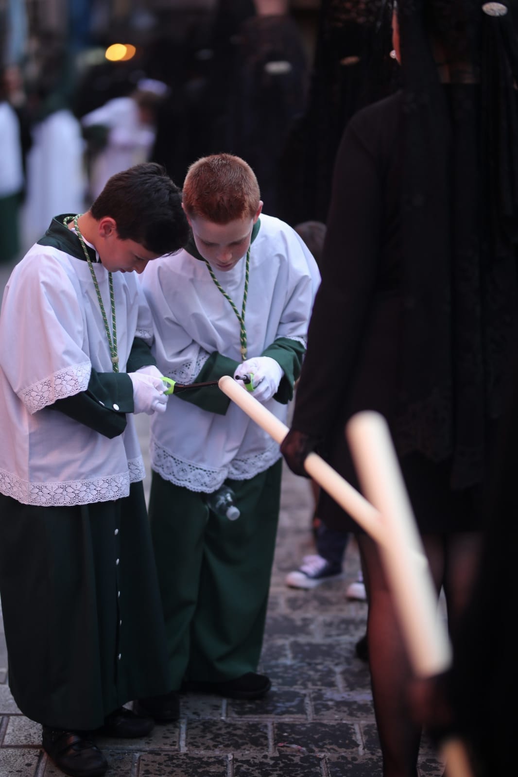 Los dos pasos han sido recibidos por una multitud en Plaza Nueva