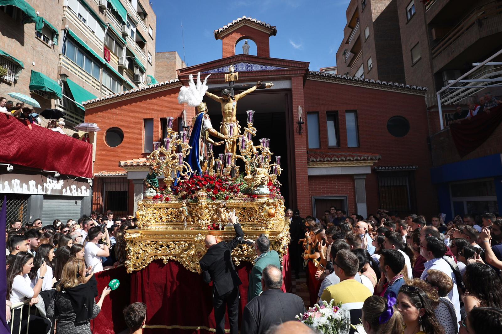 La parroquia de Nuestra Señora de los Dolores ve salir por fin a sus dos imágenes