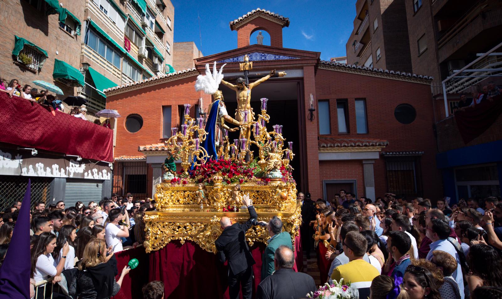 La parroquia de Nuestra Señora de los Dolores ve salir por fin a sus dos imágenes