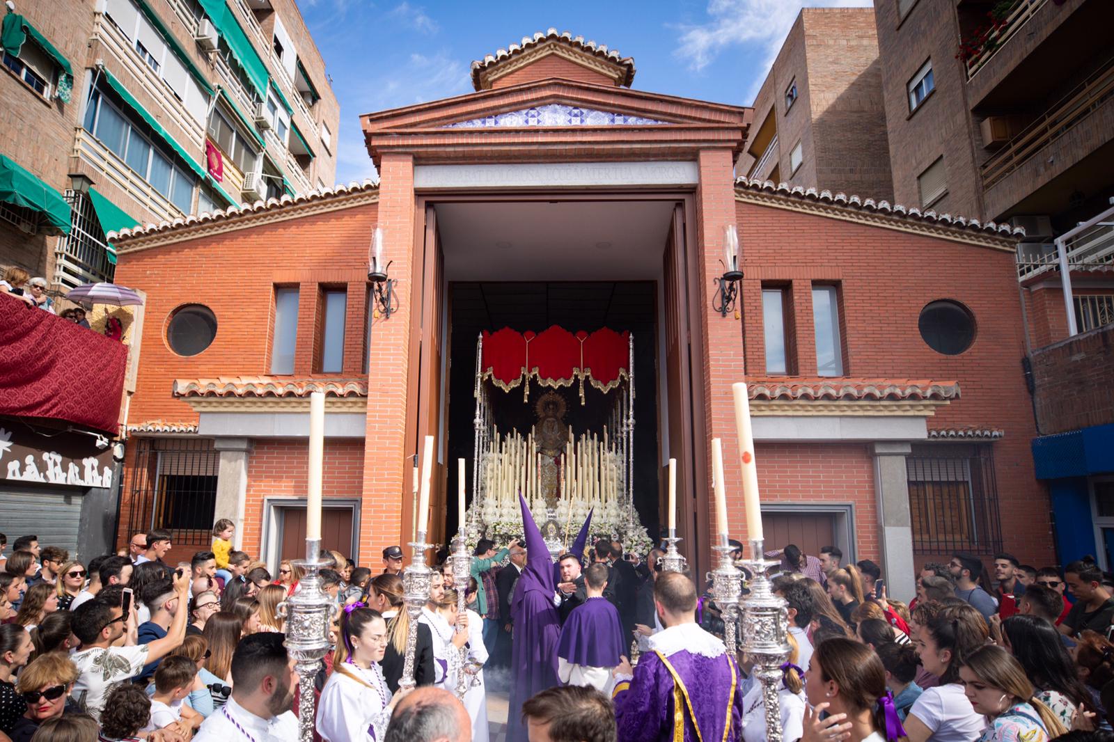 La parroquia de Nuestra Señora de los Dolores ve salir por fin a sus dos imágenes