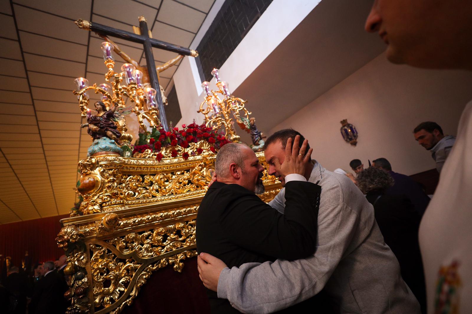 La parroquia de Nuestra Señora de los Dolores ve salir por fin a sus dos imágenes