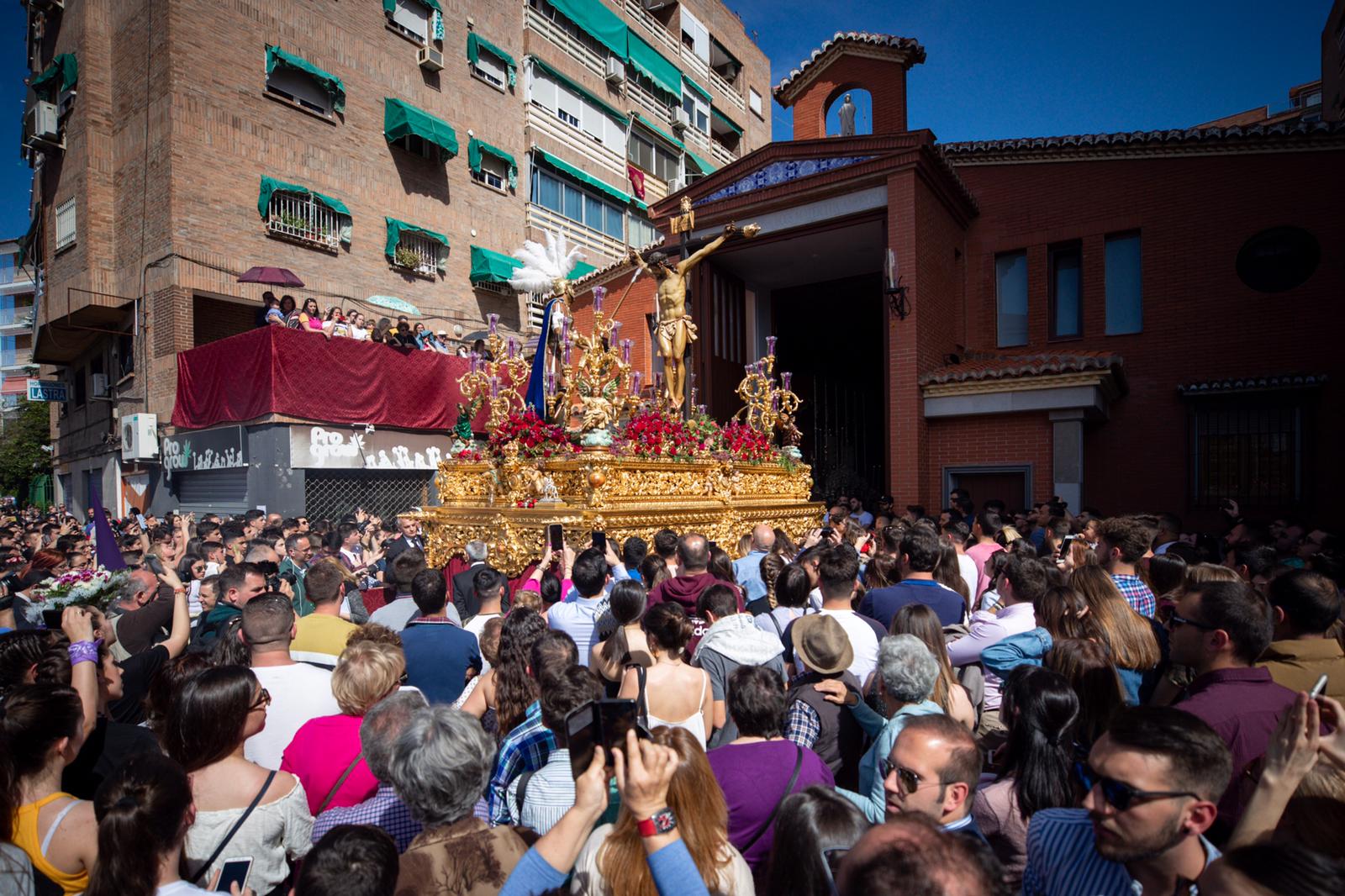 La parroquia de Nuestra Señora de los Dolores ve salir por fin a sus dos imágenes