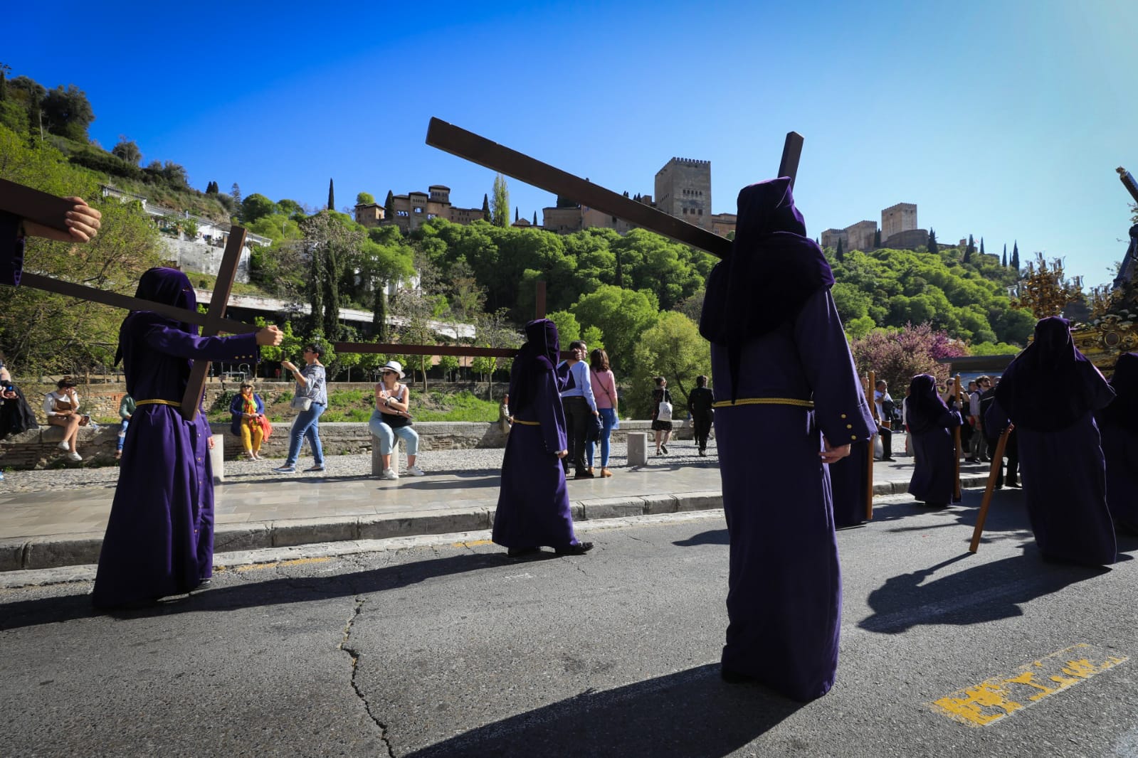 La Hermandad del Viacrucis procesiona por Granada para después volver y rezar el víacrucis