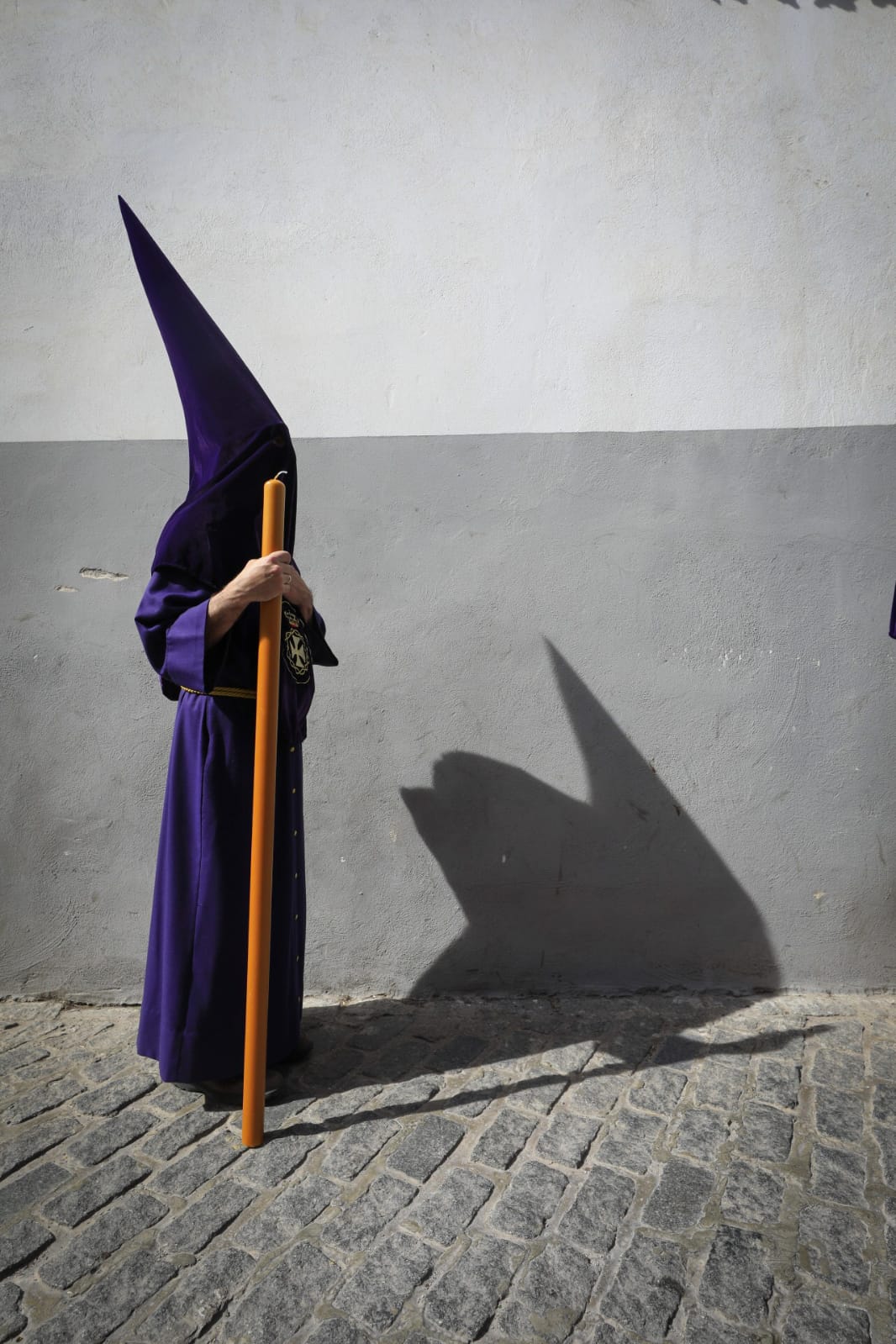 La Hermandad del Viacrucis procesiona por Granada para después volver y rezar el víacrucis