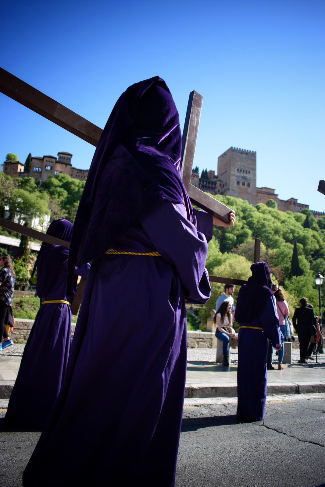 La Hermandad del Viacrucis procesiona por Granada para después volver y rezar el víacrucis