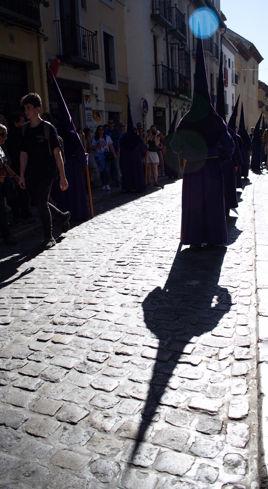 La Hermandad del Viacrucis procesiona por Granada para después volver y rezar el víacrucis