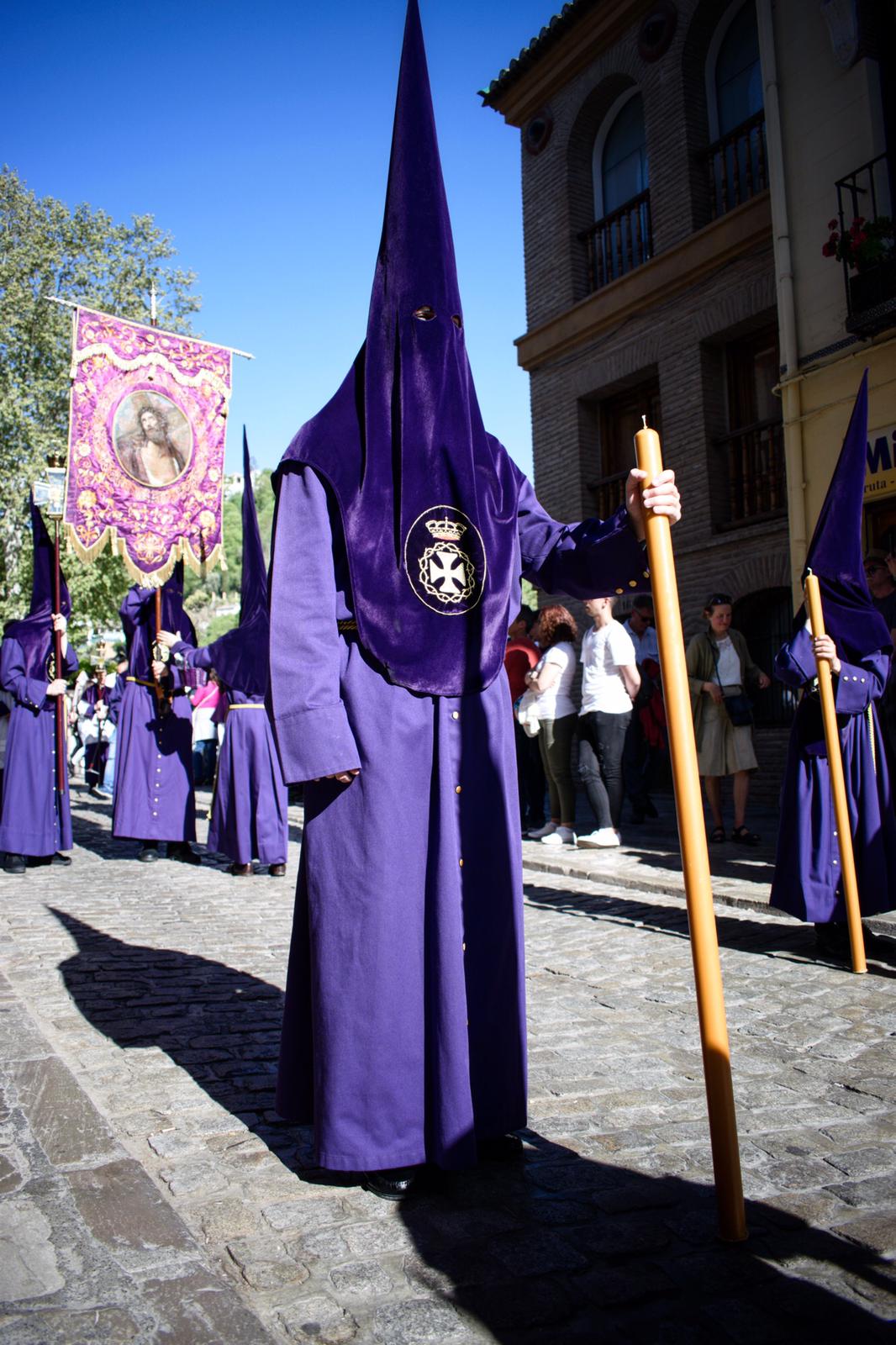 La Hermandad del Viacrucis procesiona por Granada para después volver y rezar el víacrucis