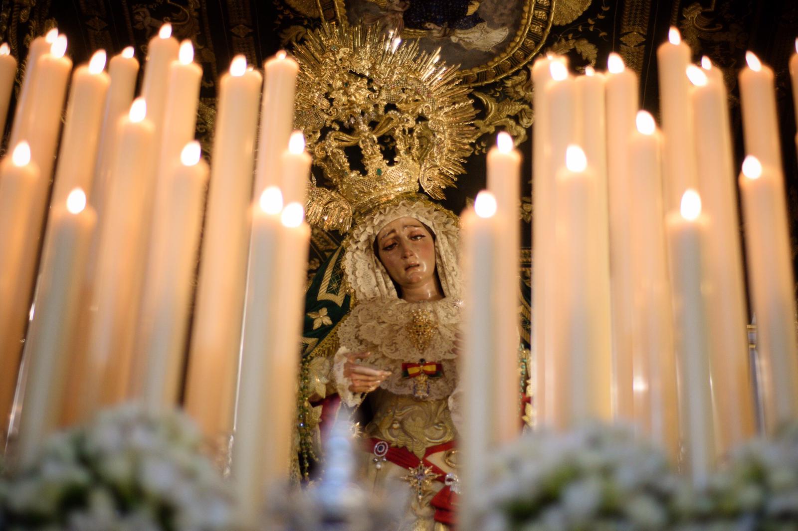 La Hermandad del Viacrucis procesiona por Granada para después volver y rezar el víacrucis