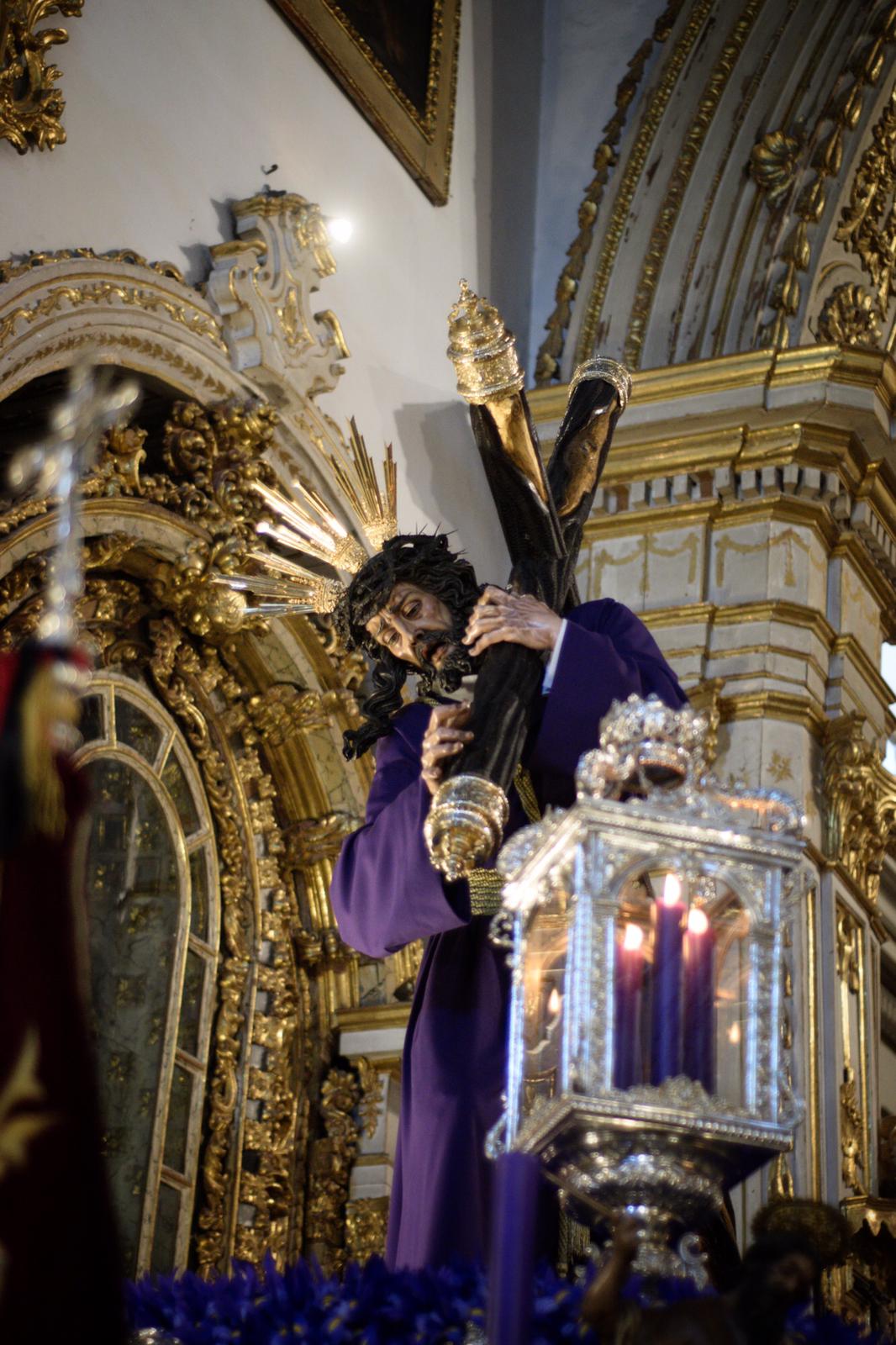 La Hermandad del Viacrucis procesiona por Granada para después volver y rezar el víacrucis