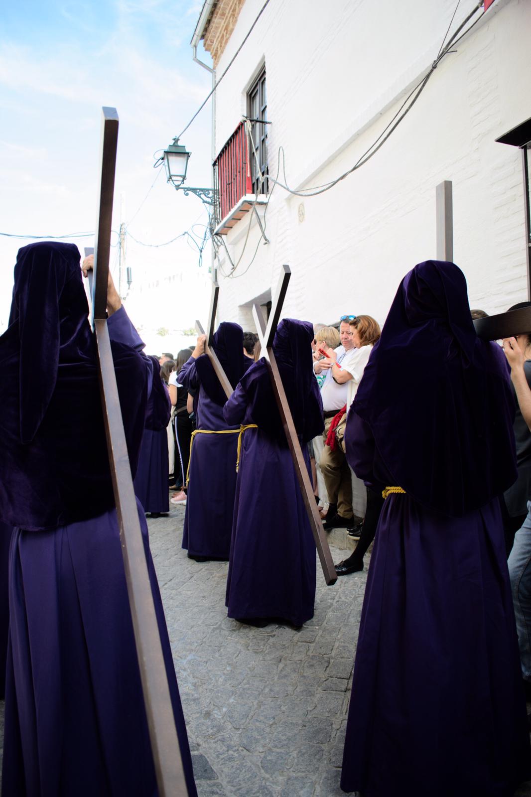 La Hermandad del Viacrucis procesiona por Granada para después volver y rezar el víacrucis