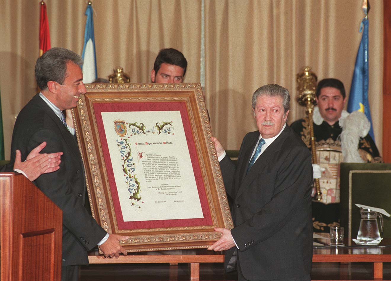 1999. Manuel Alcántara, nombrado hijo predilecto de la provincia por la Diputación de Málaga.