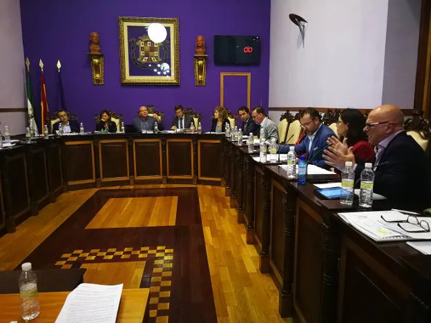 'Encontronazo' entre el alcalde, Javier Márquez, y el concejal socialista, Manuel Fernández Palomino.