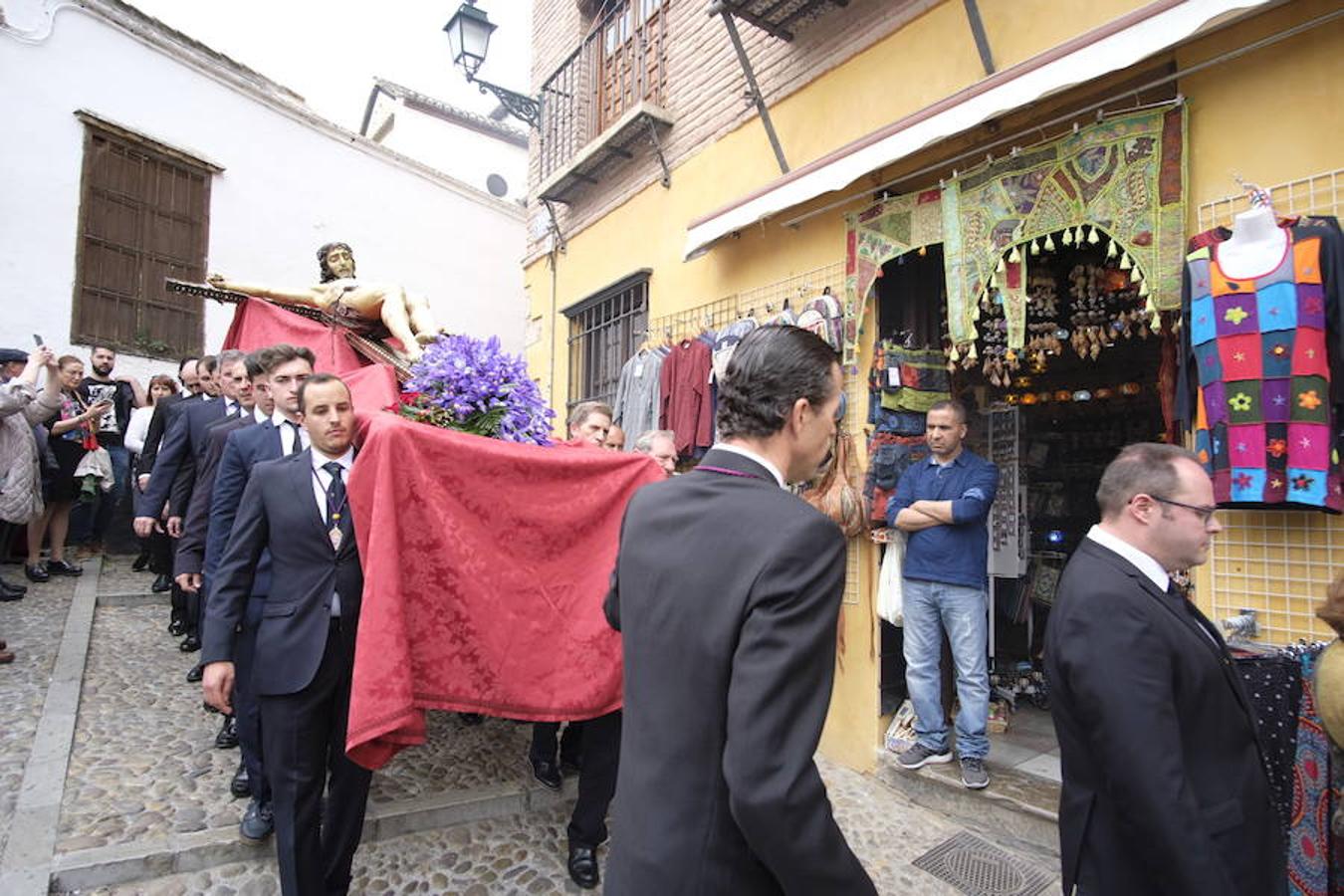 Muchos fieles han seguido el cortejo desde la iglesia de El Salvador en lo supone una tradición más