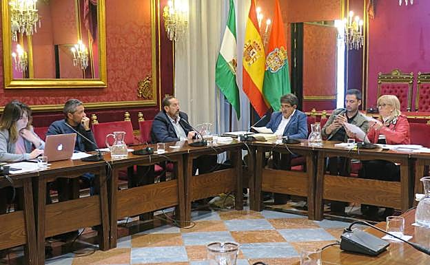 La concejala María de Leyva (derecha), durante el debate suscitado en torno a Laura García Lorca.