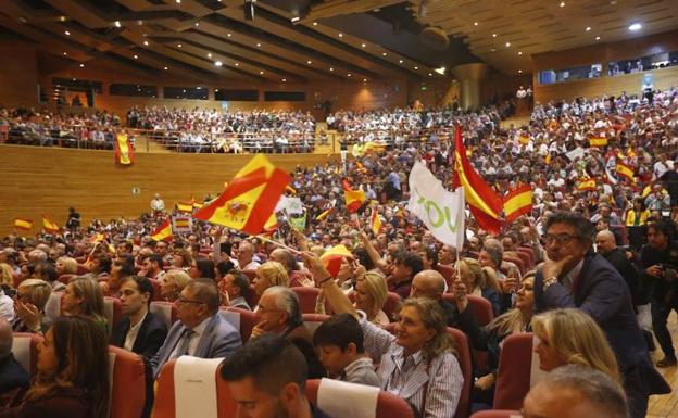 Imagen principal - Santiago Abascal, en Granada: «Os quieren silenciados, por eso acaban de impedir que participemos en un debate»