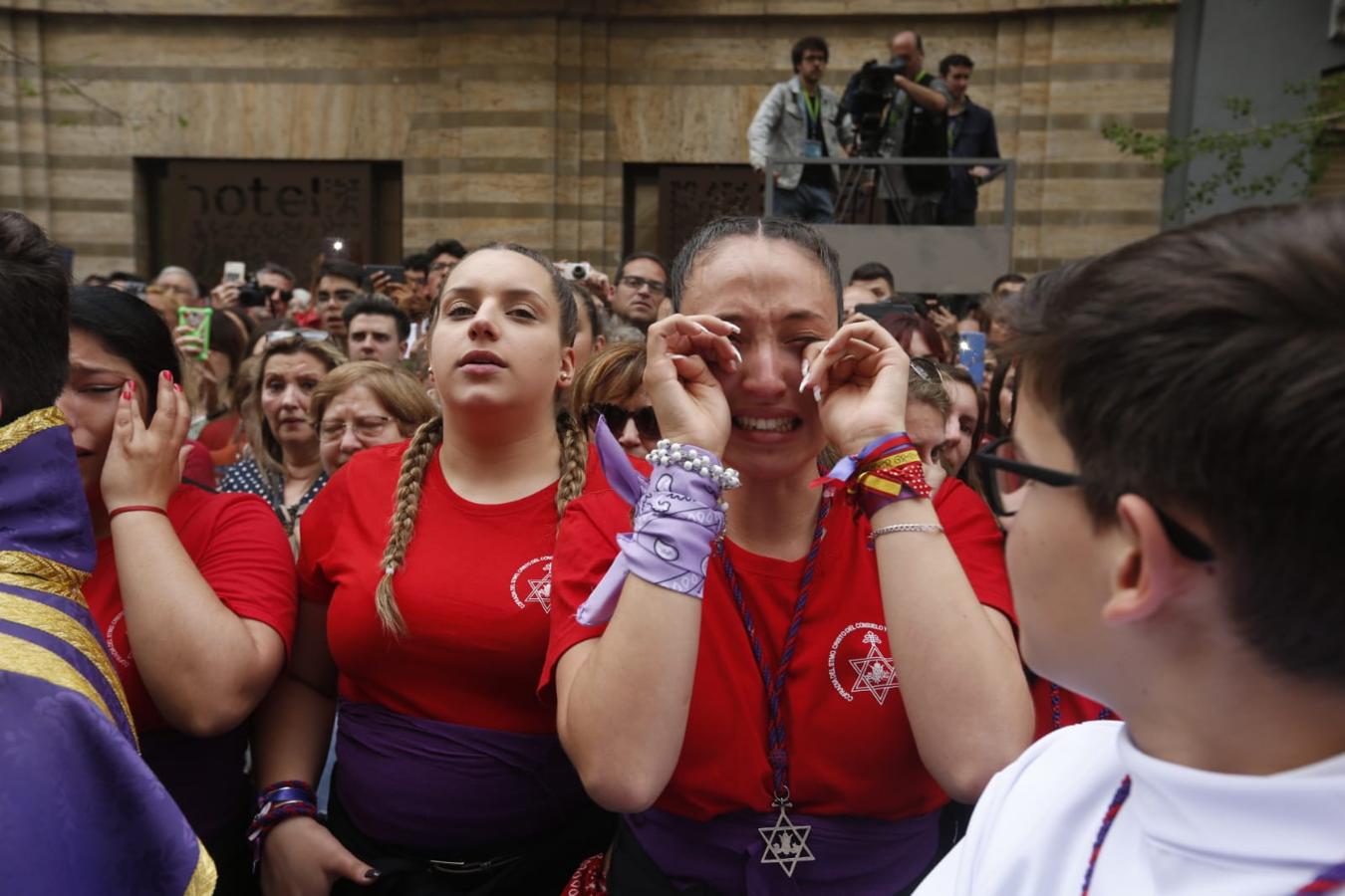 Emoción desbordada para recibir el Cristo del Consuelo y María Santísima del Sacromonte