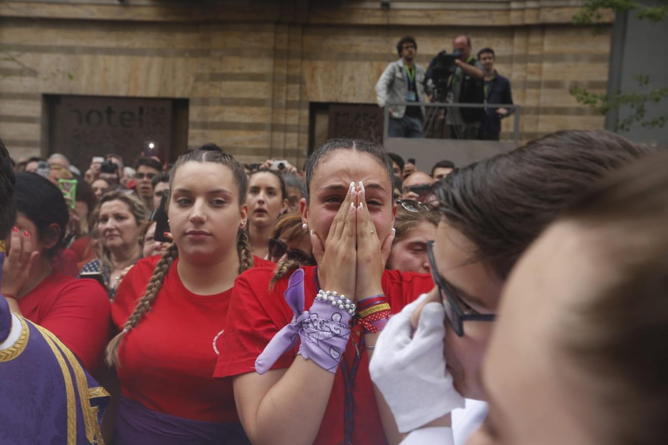 Emoción desbordada para recibir el Cristo del Consuelo y María Santísima del Sacromonte