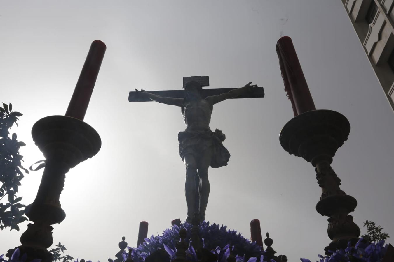 Emoción desbordada para recibir el Cristo del Consuelo y María Santísima del Sacromonte