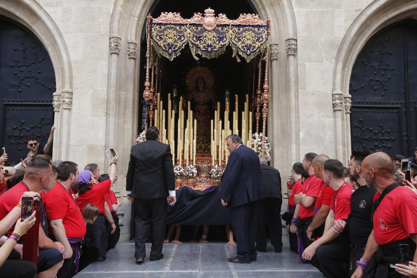 Emoción desbordada para recibir el Cristo del Consuelo y María Santísima del Sacromonte