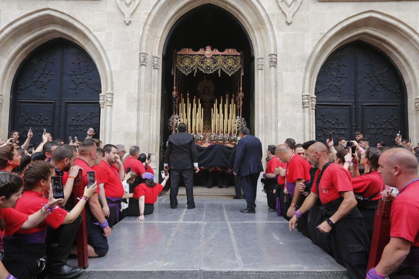 Emoción desbordada para recibir el Cristo del Consuelo y María Santísima del Sacromonte