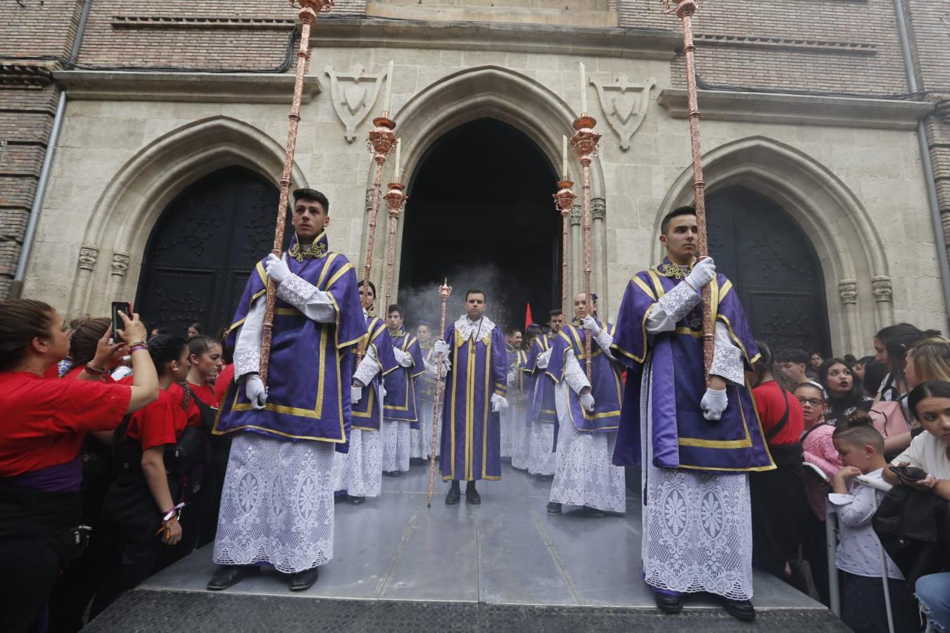 Emoción desbordada para recibir el Cristo del Consuelo y María Santísima del Sacromonte