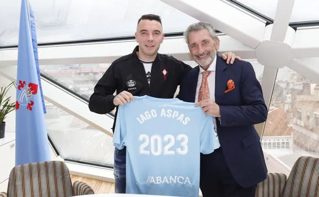 Iago Aspas posa con la camiseta del Celta junto al presidente del club, Carlos Mouriño.