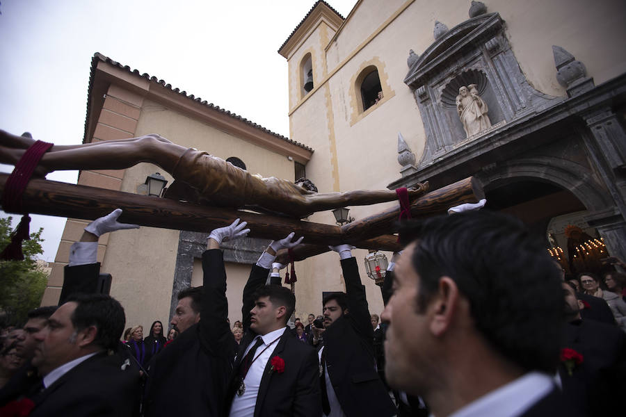 La imagen de Los Agustinos ha salido a la calle sobre las manos de los costaleros y rodeado de decenas de personas que le siguen con una vela encendida