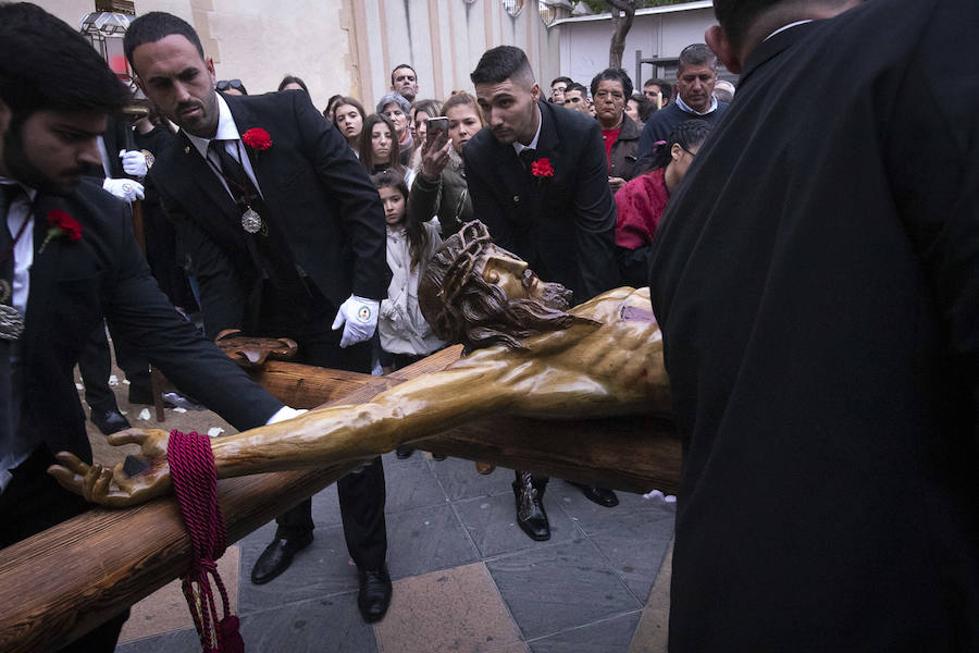 La imagen de Los Agustinos ha salido a la calle sobre las manos de los costaleros y rodeado de decenas de personas que le siguen con una vela encendida