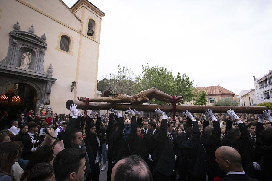 La imagen de Los Agustinos ha salido a la calle sobre las manos de los costaleros y rodeado de decenas de personas que le siguen con una vela encendida