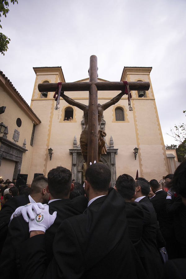 La imagen de Los Agustinos ha salido a la calle sobre las manos de los costaleros y rodeado de decenas de personas que le siguen con una vela encendida