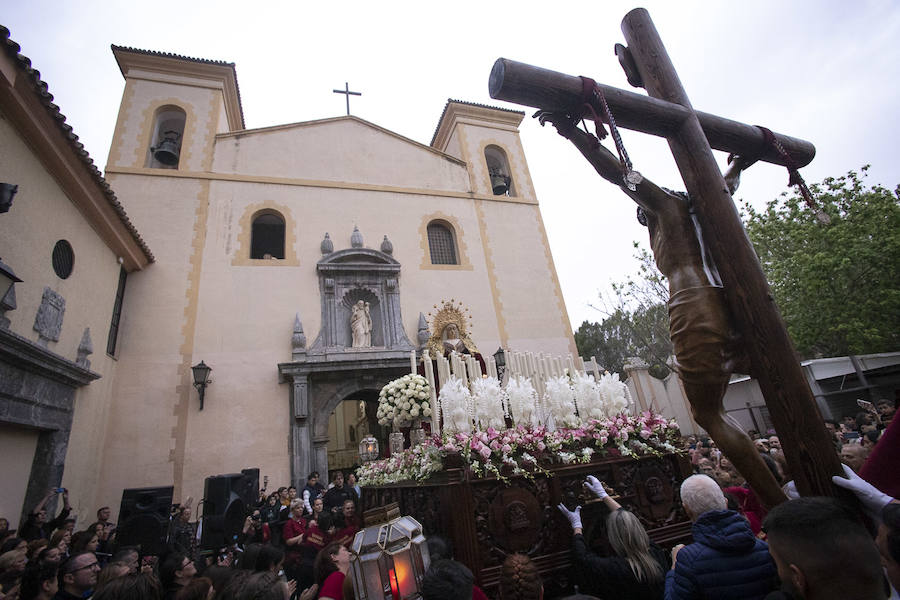 La imagen de Los Agustinos ha salido a la calle sobre las manos de los costaleros y rodeado de decenas de personas que le siguen con una vela encendida