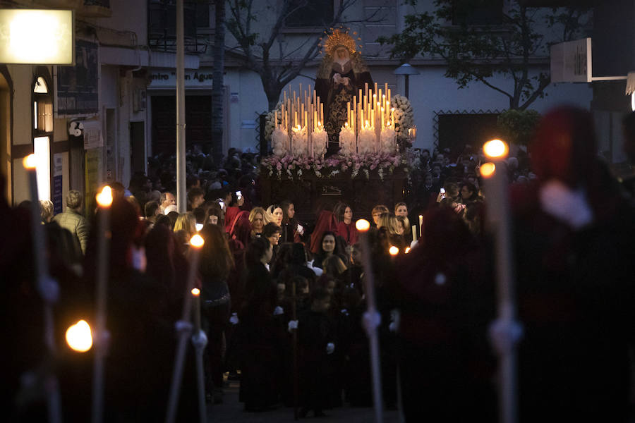 La imagen de Los Agustinos ha salido a la calle sobre las manos de los costaleros y rodeado de decenas de personas que le siguen con una vela encendida