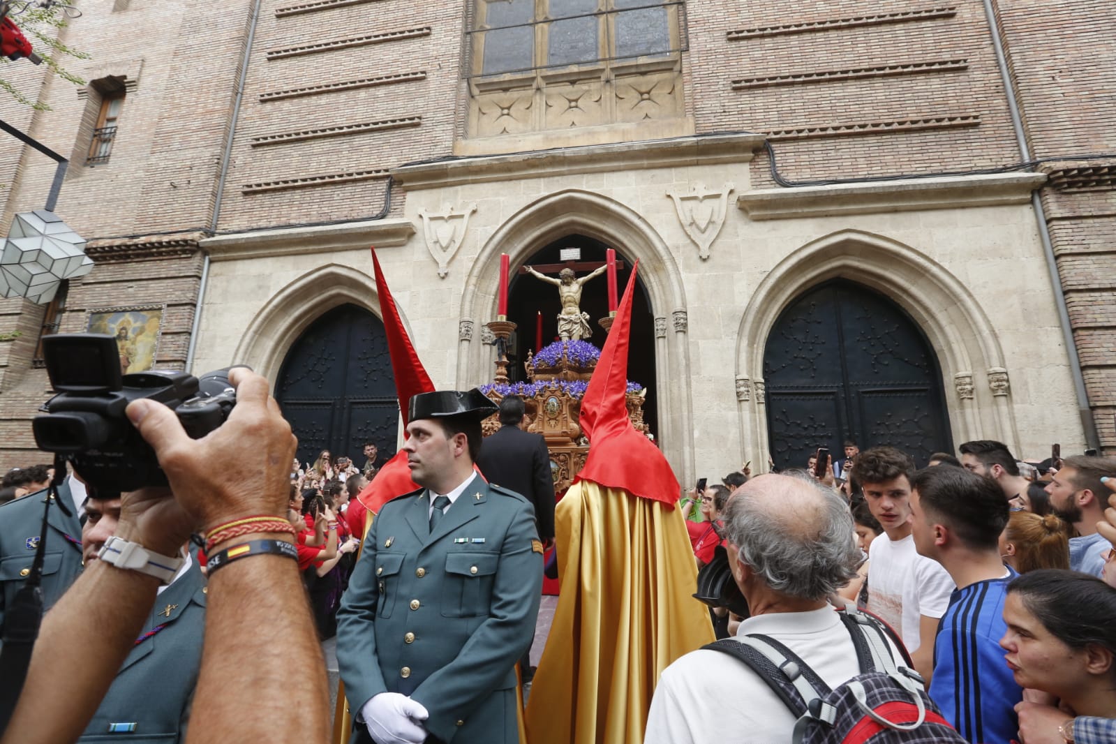 La Hermandad de Los Gitanos sale del Sagrado Corazón pero se tiene que quedr en la Catedral por la lluvia