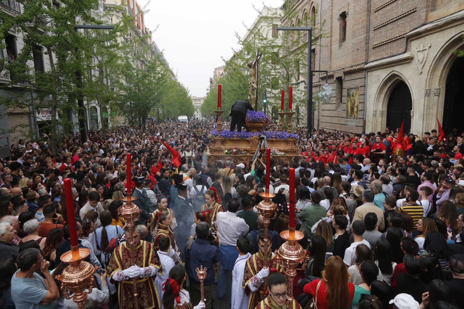 La Hermandad de Los Gitanos sale del Sagrado Corazón pero se tiene que quedr en la Catedral por la lluvia