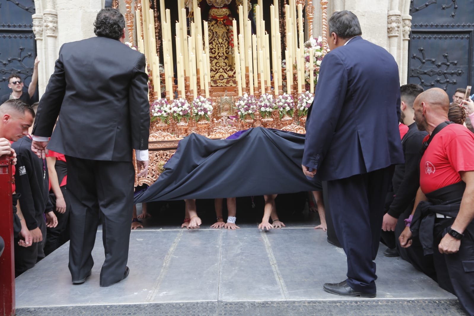 La Hermandad de Los Gitanos sale del Sagrado Corazón pero se tiene que quedr en la Catedral por la lluvia