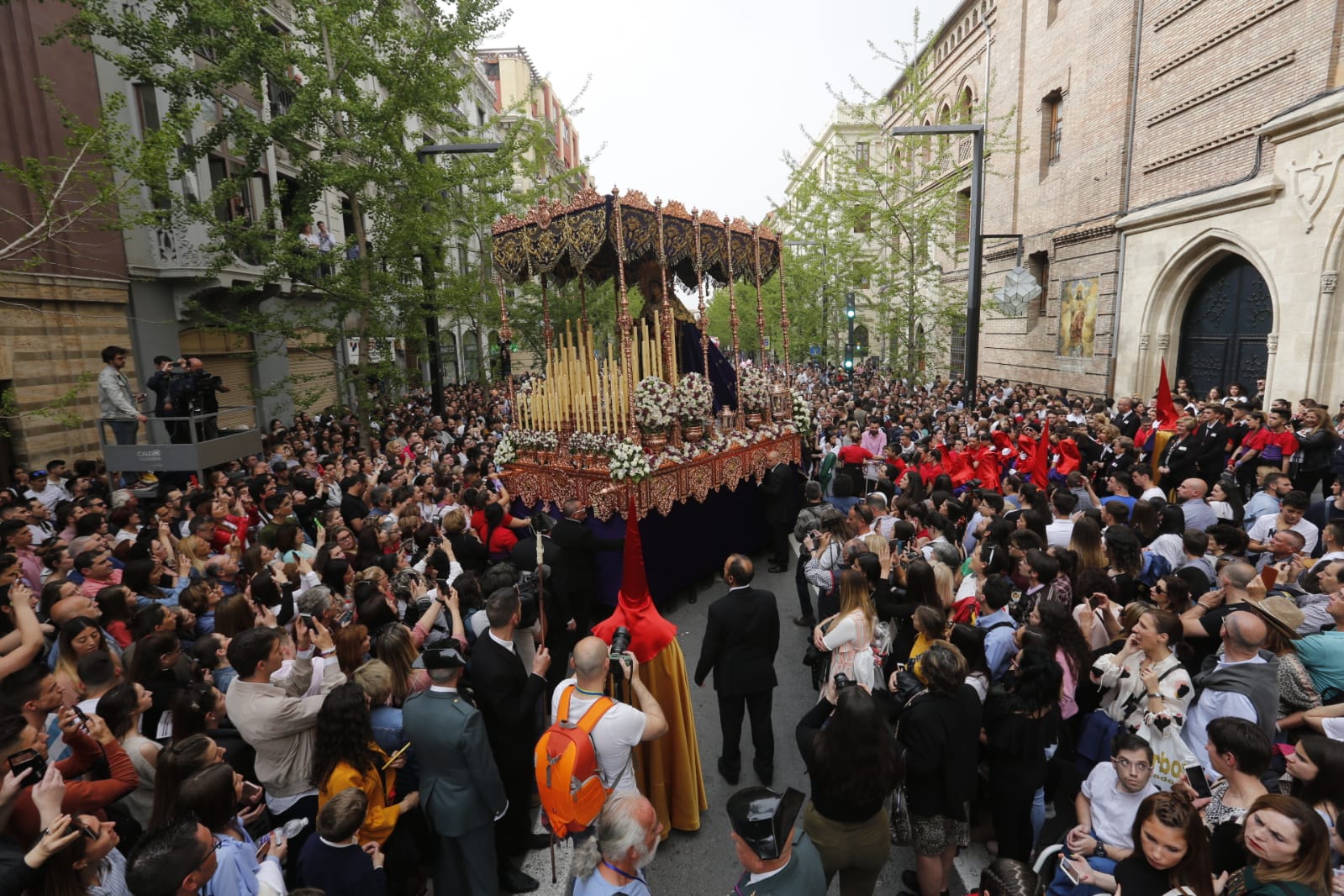 La Hermandad de Los Gitanos sale del Sagrado Corazón pero se tiene que quedr en la Catedral por la lluvia