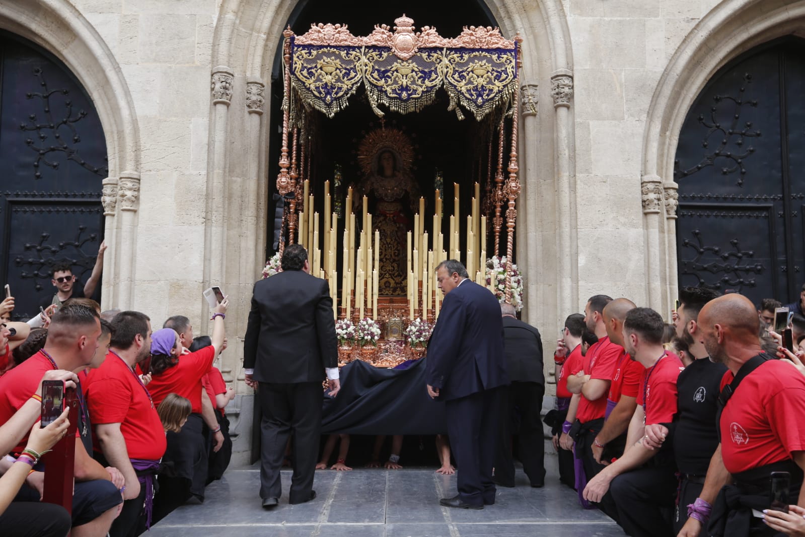 La Hermandad de Los Gitanos sale del Sagrado Corazón pero se tiene que quedr en la Catedral por la lluvia