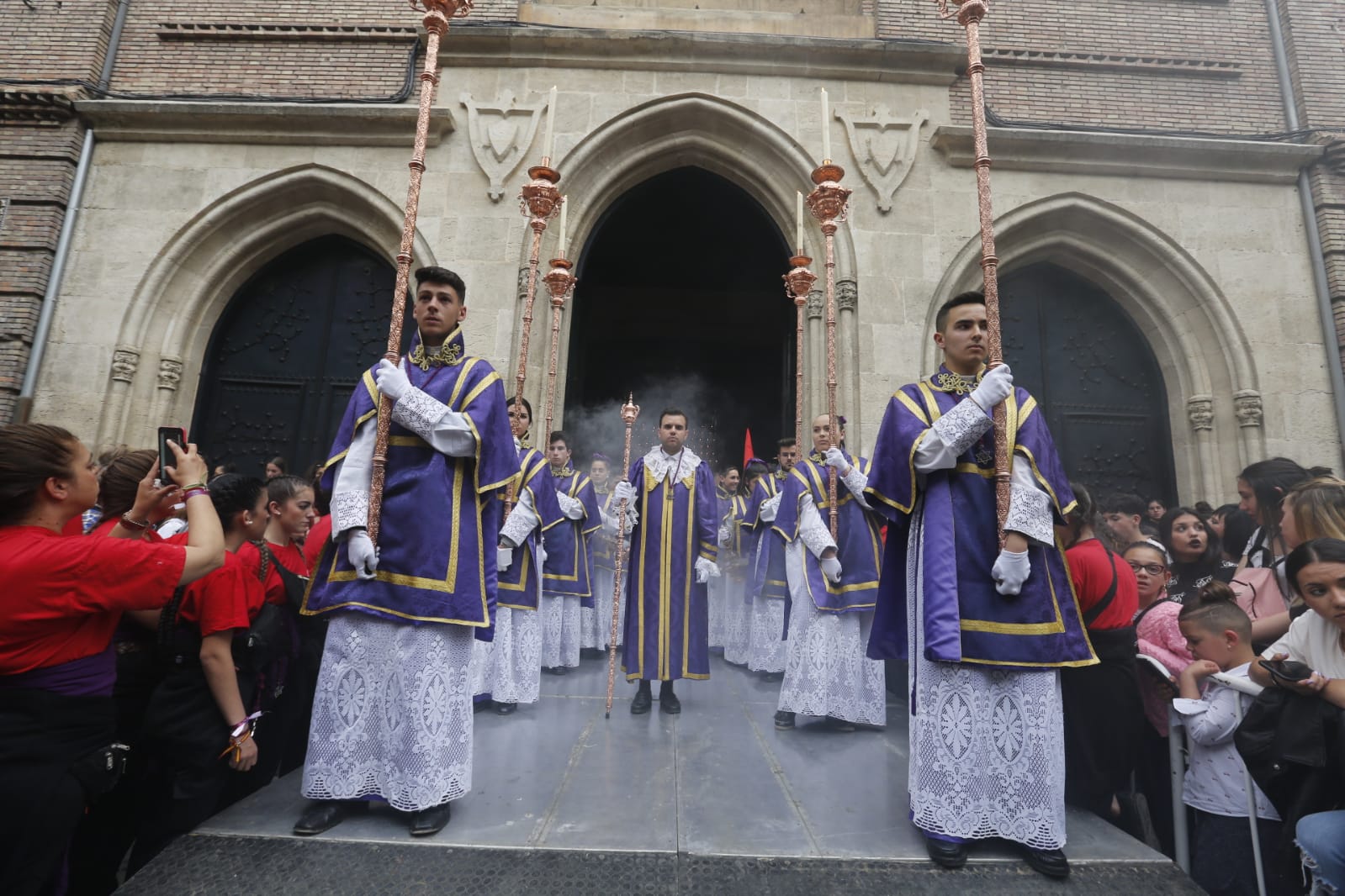 La Hermandad de Los Gitanos sale del Sagrado Corazón pero se tiene que quedr en la Catedral por la lluvia