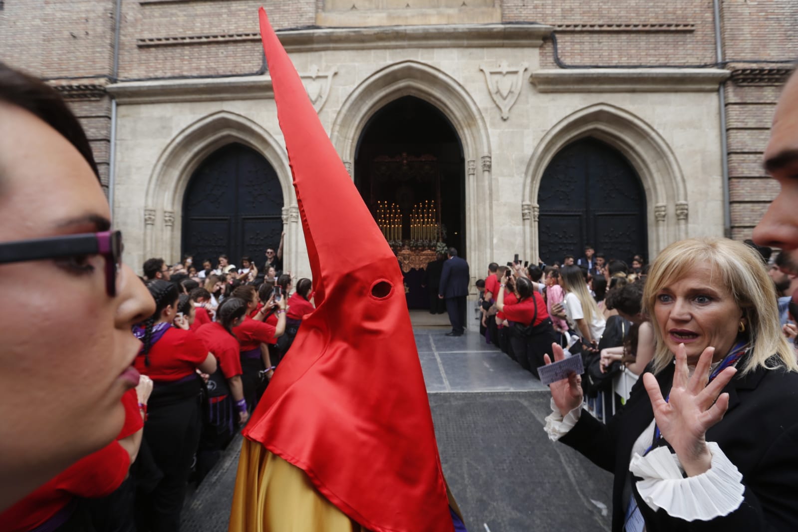 La Hermandad de Los Gitanos sale del Sagrado Corazón pero se tiene que quedr en la Catedral por la lluvia