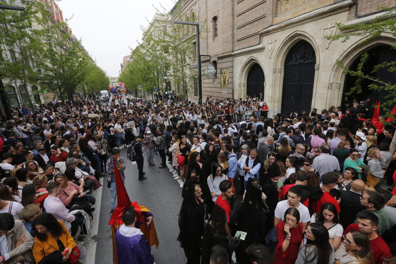 La Hermandad de Los Gitanos sale del Sagrado Corazón pero se tiene que quedr en la Catedral por la lluvia